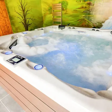 Lush Holiday In With Sauna & Jacuzzi *